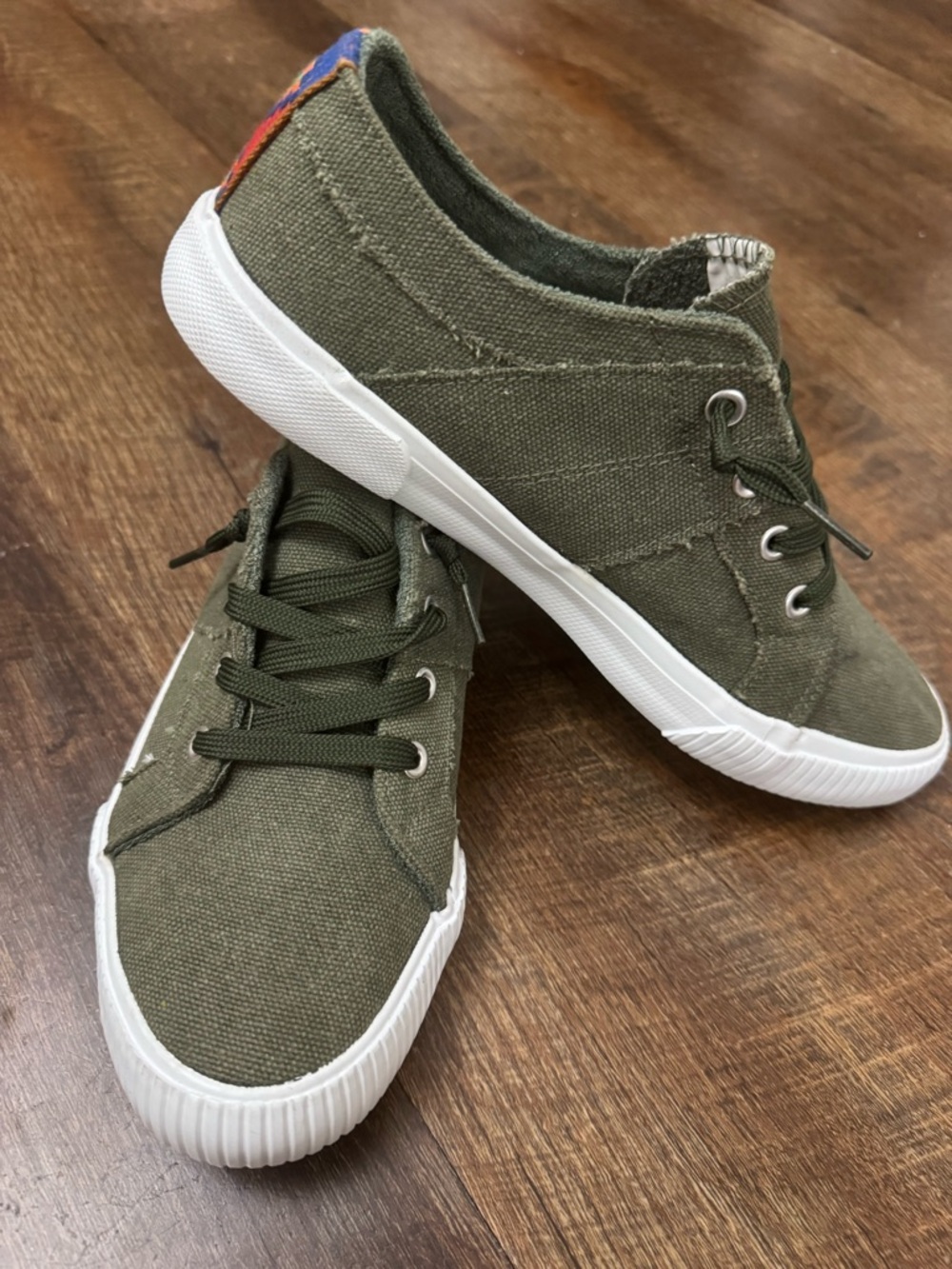 Tommy Bahama Casual Canvas Sneakers Olive Green Women Size 9.5 Lace Up Comfort - Picture 2 of 7